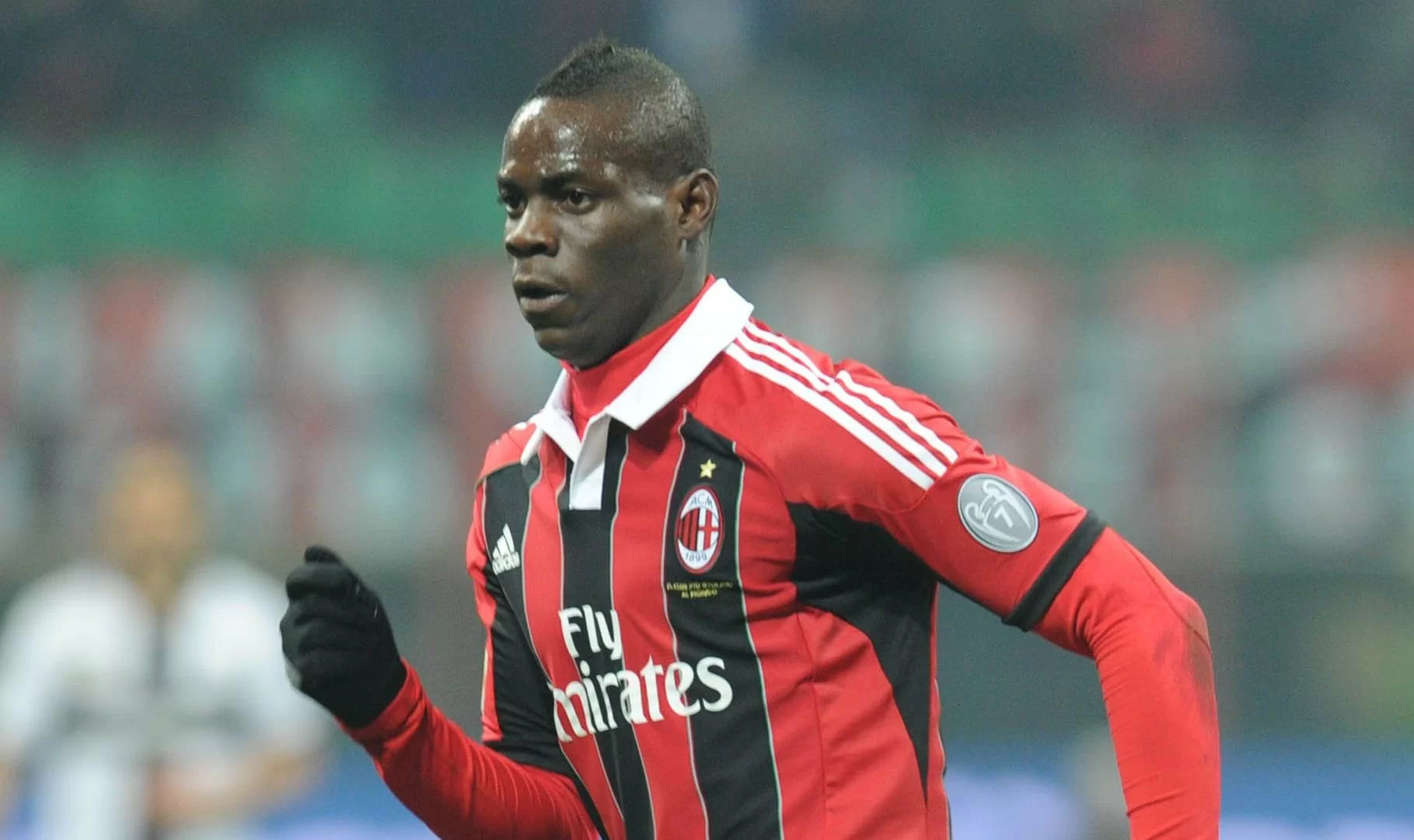 Cori a Balotelli, la Questura avverte: “Rischio sospensione”. Comunicato della Nord: “Niente ululati”