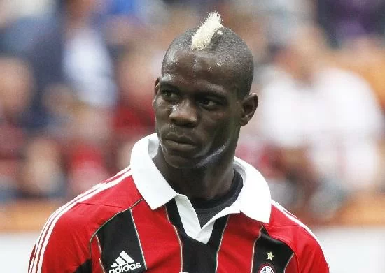 Cori dei tifosi viola contro il Milan, Berlusconi, Balotelli e Montolivo. Della Valle: “Balotelli come la Cagnotto, Firenze non è una città razzista”