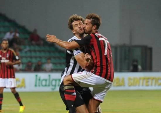 Antonini tranquillizza i tifosi su Twitter: “Sto bene e mi sto allenando con la squadra” – UPDATE/ In serata, a <i>Milan Channel</i>: “Quest’anno col piglio giusto”