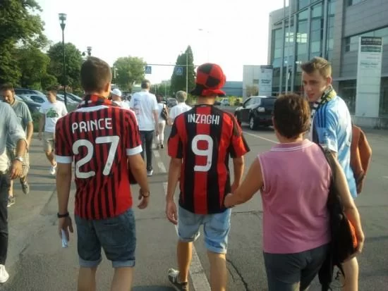 QUI REGGIO/ Tanto entusiasmo per i rossoneri. E c’è chi <i>banchetta</i> per celebrare il Cavaliere