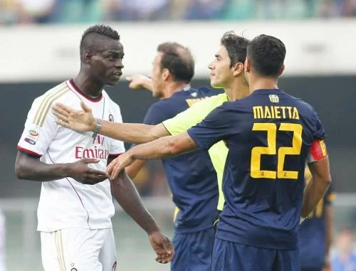 Balotelli su Twitter: “Complimenti ai calciatori del Verona, colpevole della sconfitta”