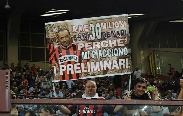 I tifosi ironizzano sul Cavaliere: “A me 30 milioni, a voi 30 denari”
