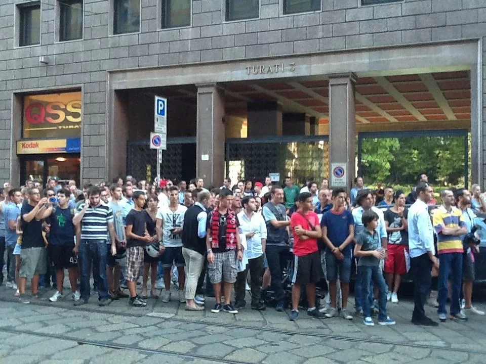 SM VIDEO/ L’euforia del pubblico milanista in via Turati, cori incessanti aspettando Kakà