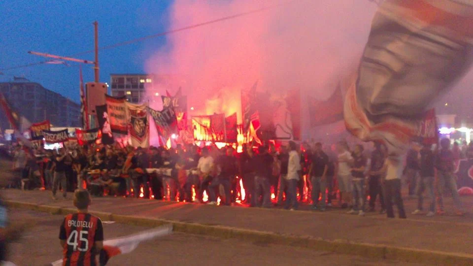Napoli-Milan, scontri tra i tifosi e tre agenti feriti