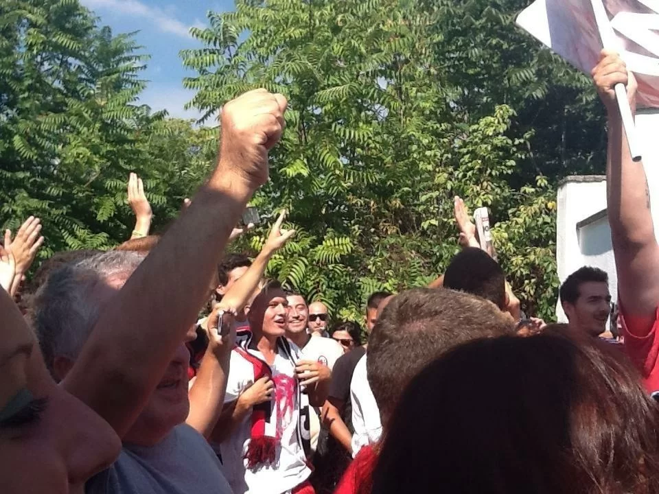 SM VIDEO/ Tifosi assiepati allo sbarco di Linate: “Siam venuti fin qua…”