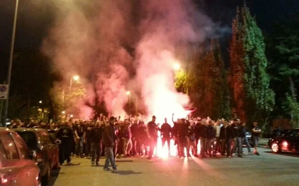Tafferugli fuori da San Siro: tifosi napoletani tentano di sfondare i cancelli. Situazione placata dalla polizia