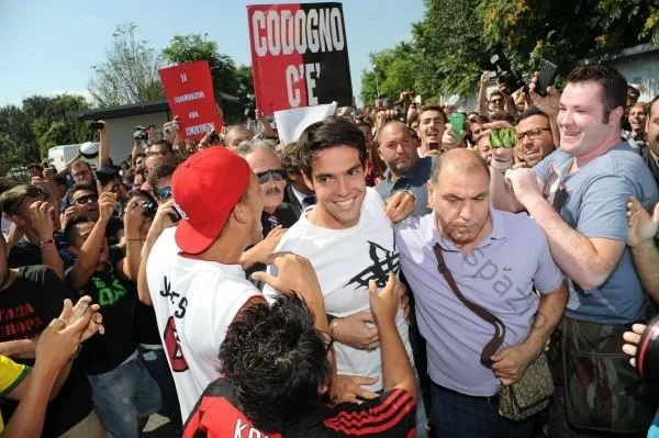 Il ritorno di Kakà al Milan, il delirio dei tifosi da “Giannino”. Per non dimenticare…