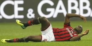 balotelli a terra 2 milan-fiorentina (spaziomilan)
