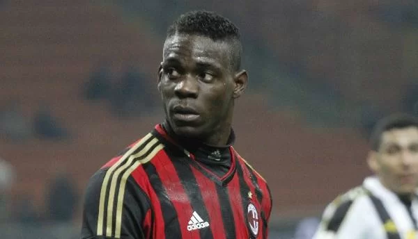 Balotelli zittisce i tifosi del Cagliari e viene ammonito: salterà Milan-Torino