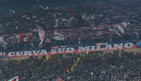 Milan-Juve, la squadra sotto la Sud nonostante la sconfitta