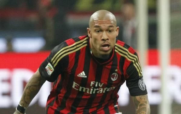 <i>Daily Star</i>, il Manchester aspetta la risposta del Milan per De Jong. Ma Gandini smentisce