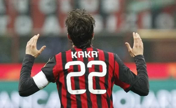 SM FOTO/ Gli amici di Milan X Tutta La Vita (The Return) portano una grande torta a Milanello per Kakà