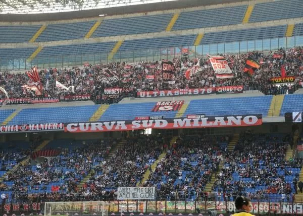 UFFICIALE/ Curva Sud: domani tornano gli striscioni della Fossa dei Leoni e delle Brigate Rossonere al primo blu