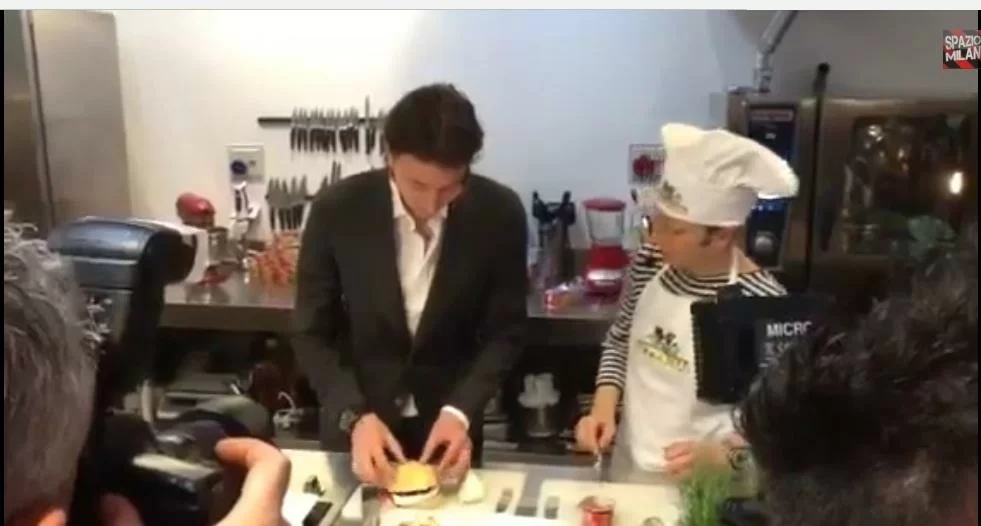 SM VIDEO/ Montolivo, prove da cuoco: ecco il suo <i>show cooking</i>