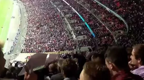 VIDEO/ A Wembley succede l’incredibile: ecco dove finisce un aeroplanino di carta…