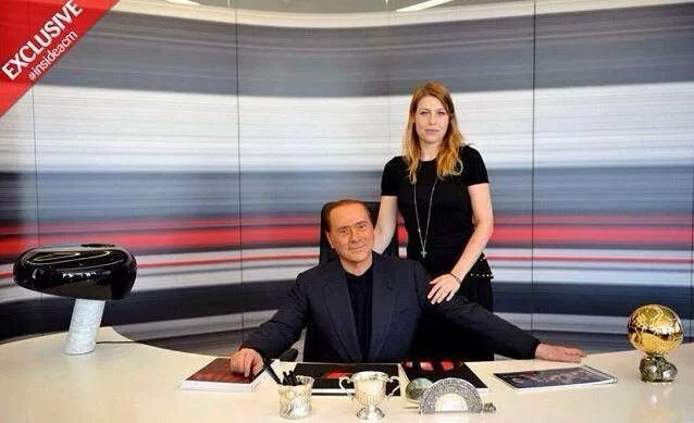 FOTO/ Berlusconi nel suo ufficio a <i>Casa Milan</i>