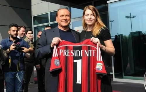 Personalità di ogni settore al tavolo con Berlusconi durante il pranzo a <i>Casa Milan</i>
