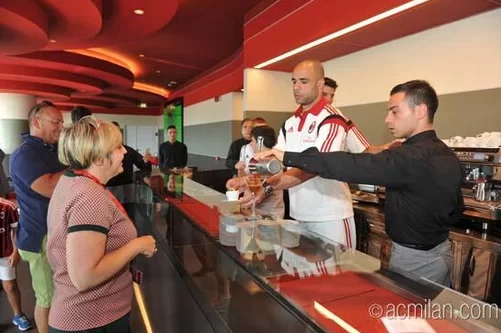 Questa sera Alex a <i>Casa Milan</i>: segui il match con la Samp insieme a lui