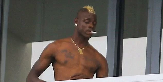 FOTO/ Balotelli a Miami, relax e… sigaretta