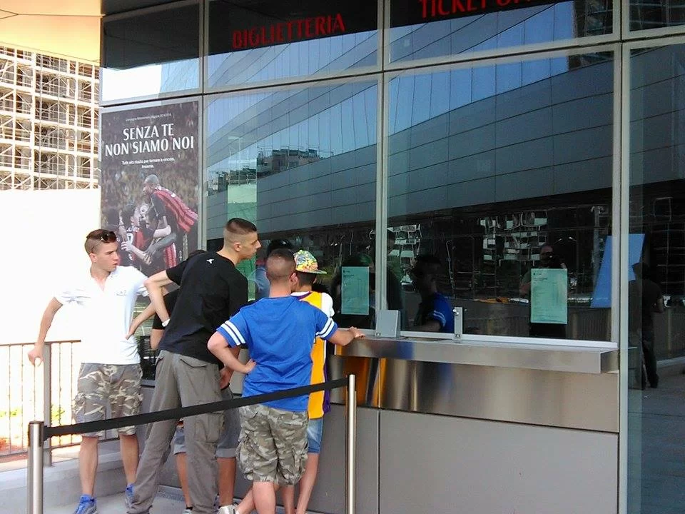 SM FOTO/ <i>Casa Milan</i>, tifosi in biglietteria per il rinnovo degli abbonamenti