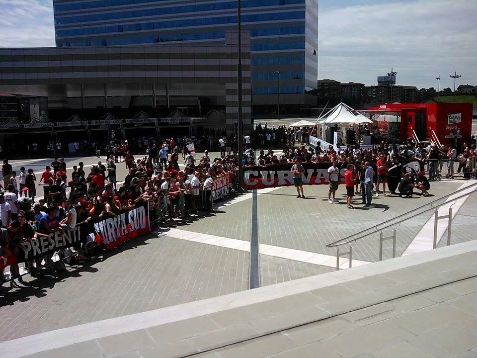 SM VIDEO/ I cori della Curva Sud per Pippo Inzaghi