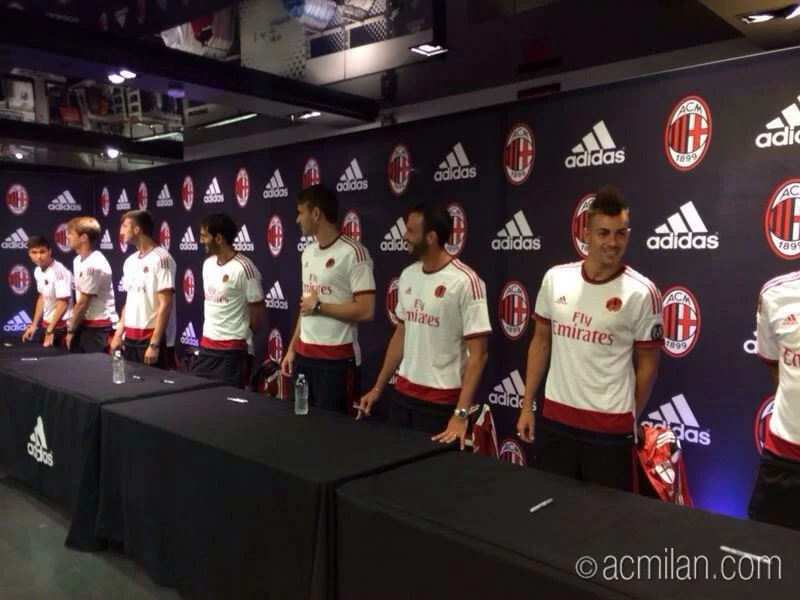 FOTO/ Il Milan presenta la seconda maglia a NYC. Kalma: “Vogliamo rimanere in contatto con i nostri tifosi”. Evento terminato