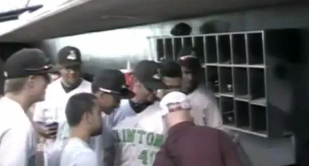 VIDEO/ Invasione di campo: tutti fermi per l’arrivo di un animale sul terreno di gioco…