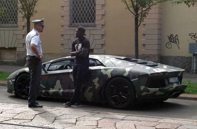 La Guardia di Finanza ferma Muntari a bordo della sua Lamborghini