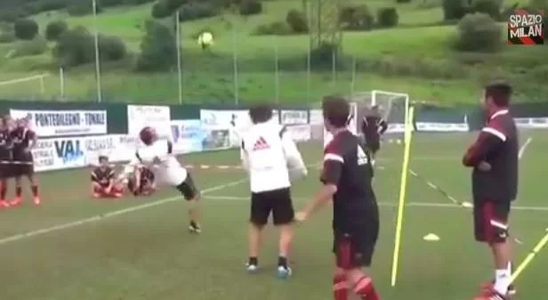 SM VIDEO/ Primavera, show in allenamento: Mister Brocchi, che rovesciata!