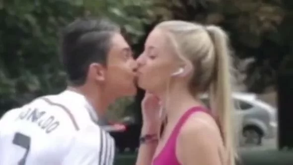 VIDEO – Si finge Cristiano Ronaldo per abbordare ragazze. Ecco il risultato…