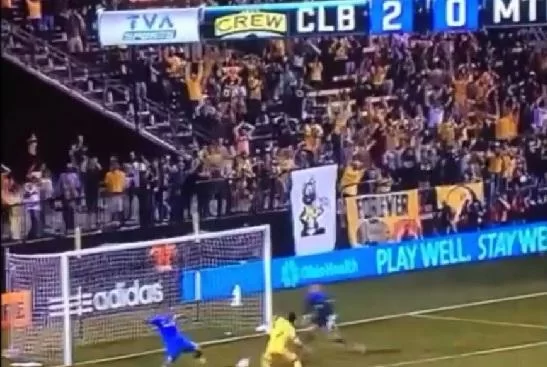 VIDEO/ La porta è vuota, ma la palla non entra! Uno degli errori più brutti di sempre…