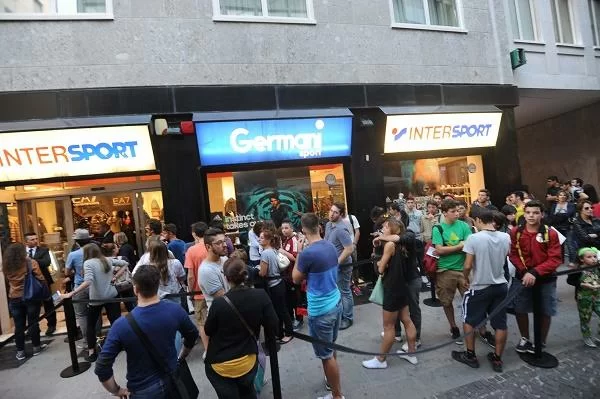 SM PHOTOGALLERY/ La folla per Andrea Poli nel centro di Milano