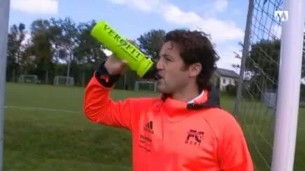 Svizzera, scatta il “Pissgate”: il portiere beve la pipì dalla borraccia…