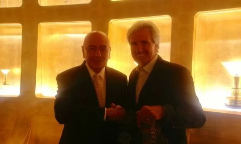 Nino Benvenuti dona i guantoni a <i>Casa Milan</i>