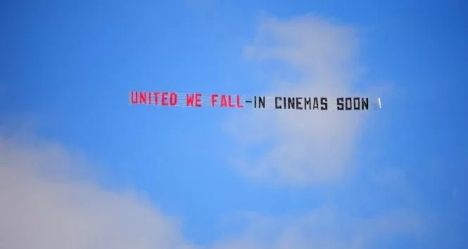 FOTO/ Sfottò del City contro lo United: ecco l’aereo sopra l’Ethiad…