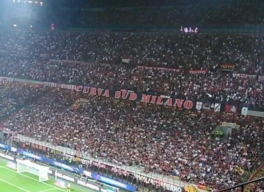 SM VIDEO/ La coreografia di San Siro: “Un anno di rabbia per tornare grandi”