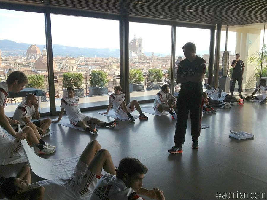 FOTO/ Ecco lo stretching dei rossoneri con Firenze sullo sfondo