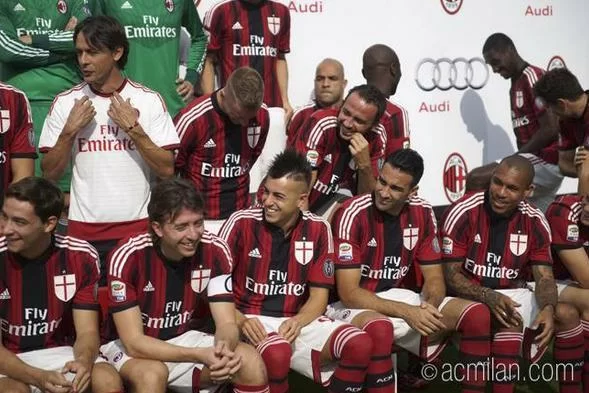 PHOTOGALLERY/ Milanello, la foto ufficiale del Milan con la prima maglia: il backstage