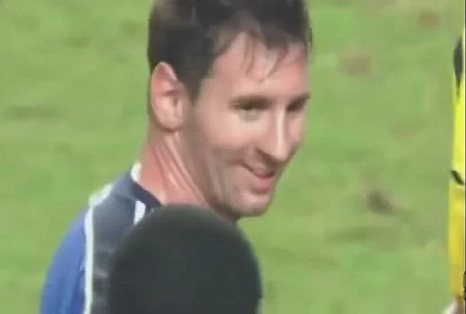 VIDEO – Invasione di campo durante il match: la reazione di Messi stupisce tutti…