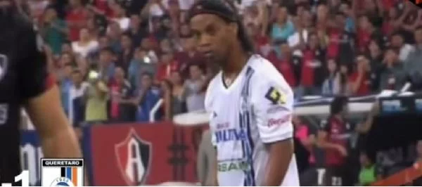 VIDEO – Ronaldinho, punizione pazzesca con il Queretaro!