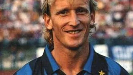 Brehme rovinato dai debiti. Un’azienda gli offre un lavoro “umile”…