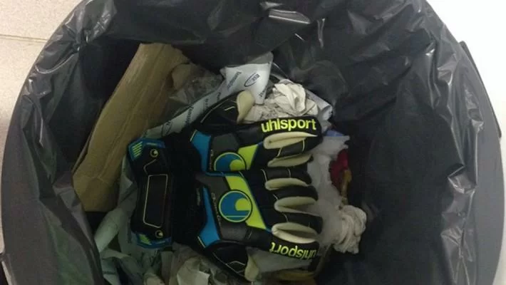 FOTO/ Il portiere del Guingamp incassa sette gol e negli spogliatoi…