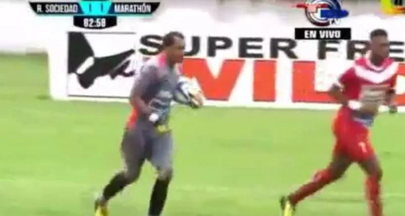 VIDEO/ Honduras, il portiere “palpa” il fondoschiena dell’avversario. E l’arbitro…
