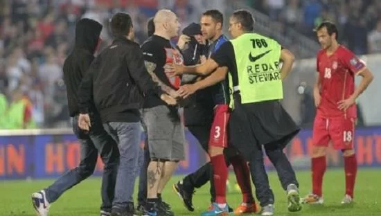 FOTO – Follia in Serbia-Albania: ecco spuntare Ivan “il terribile”…