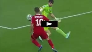 VIDEO – Pazzesca papera in Polonia, la zolla sposta la palla al portiere