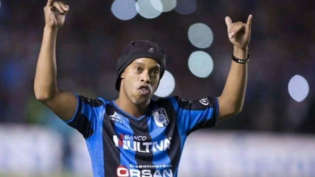Messico, Ronaldinho firma la maglia di un invasore