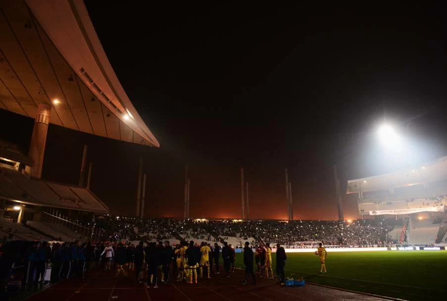 PHOTOGALLERY/ All’Ataturk di Istanbul restano accesi soli i cellulari