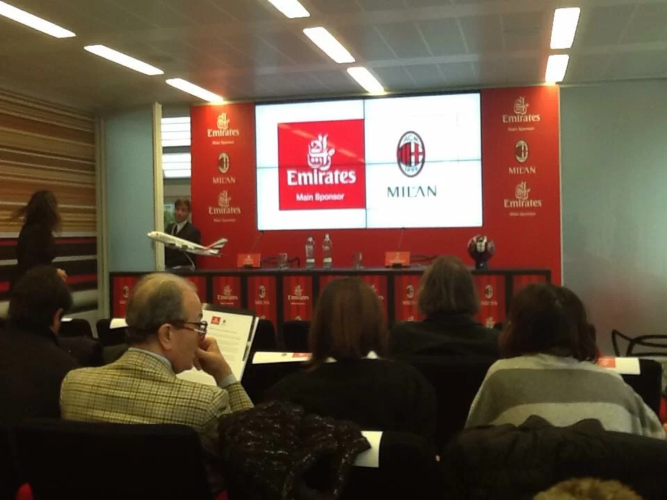 SM RELIVE/ Milan-Emirates, <i>Lady B</i>: “<i>Casa Milan</i> ha aumentato il valore del Milan. L’obiettivo è tornare in Champions”, Clark: “Nuovo stadio? Emirates c’è. Sulla maglia dei rossoneri fino al 2020”