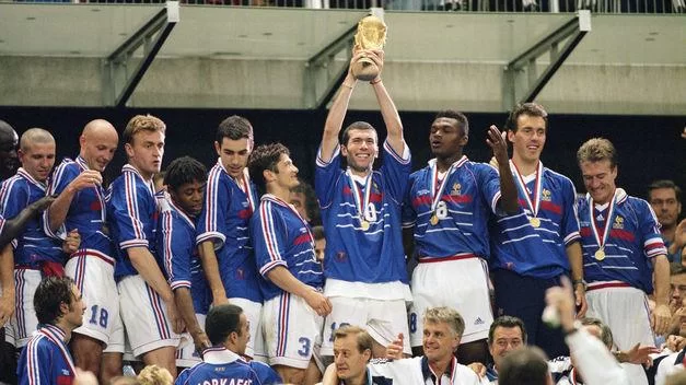 VIDEO – L’accusa in diretta TV all’ex stella del calcio francese: “Sei dopato”