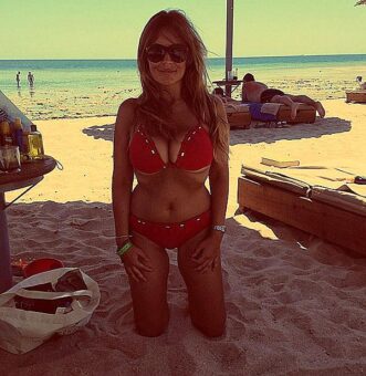 selvaggia-lucarelli-hot-seno-bikini-rosso-mare-estate-2012-1